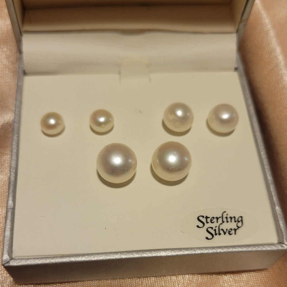 Pearl Earring Set - Picture 2 of 4